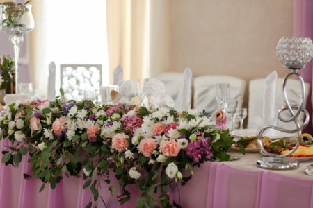 Head table with pink and white flowers